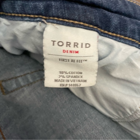 TORRID Luxe Slim Boot Mid-Rise Jean Medium Wash Size 18 - Picture 8 of 9